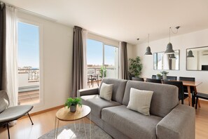 Appartement Duplex, 2 chambres, terrasse | Salle de séjour | TV connectée de 43 pouces avec chaînes par satellite