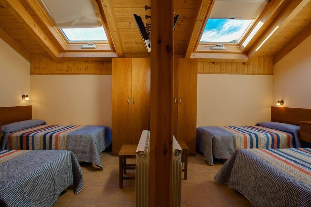 Chambre Quadruple | Bureau, rideaux occultants, Wi-Fi gratuit, draps fournis