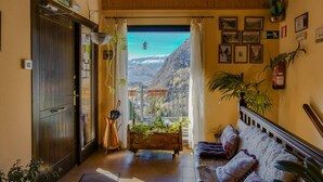 Lobby sitting area - Hostal Parque Natural (Benasque)