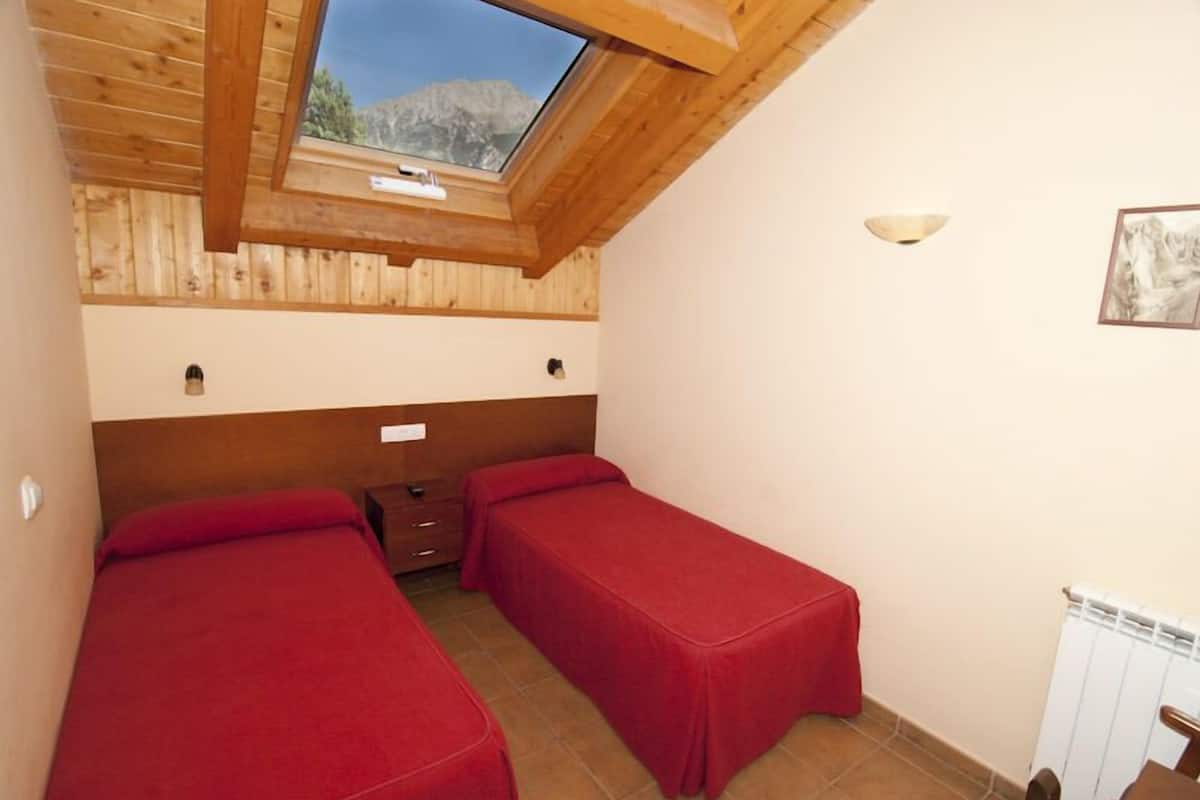 Escritorio, cortinas blackout, wifi gratis y ropa de cama