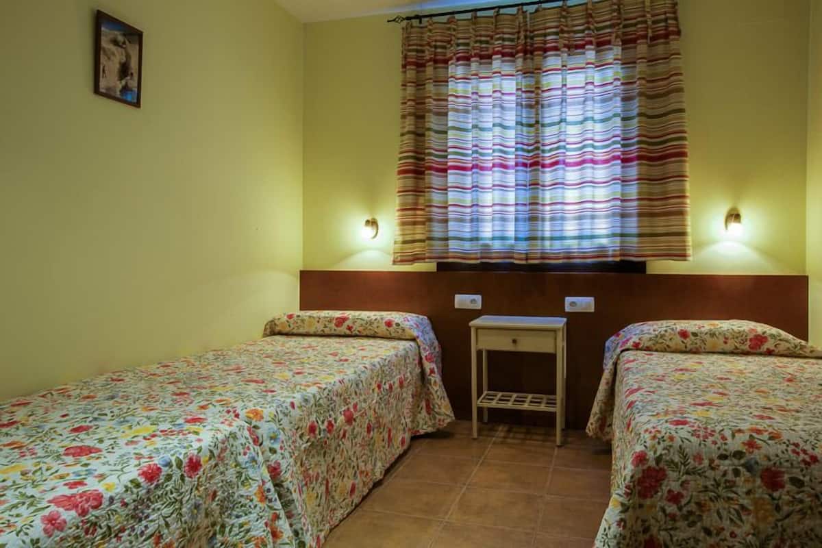 Escritorio, cortinas blackout, wifi gratis y ropa de cama
