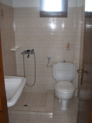 Regadera, amenidades de baño gratuitas, toallas