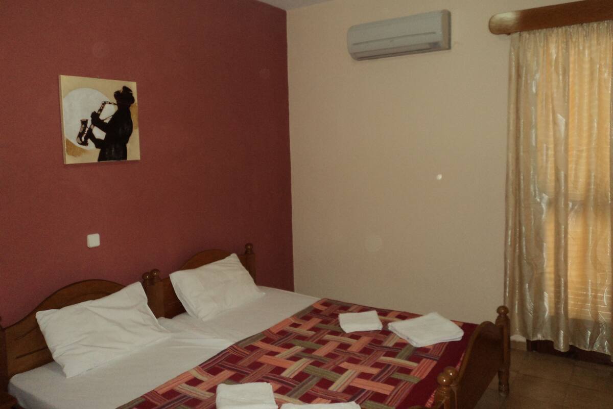 Departamento familiar, 2 habitaciones, vista a la alberca | Tabla de planchar con plancha, cunas gratuitas y camas extra