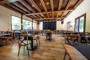 供應午餐和晚餐，國際料理