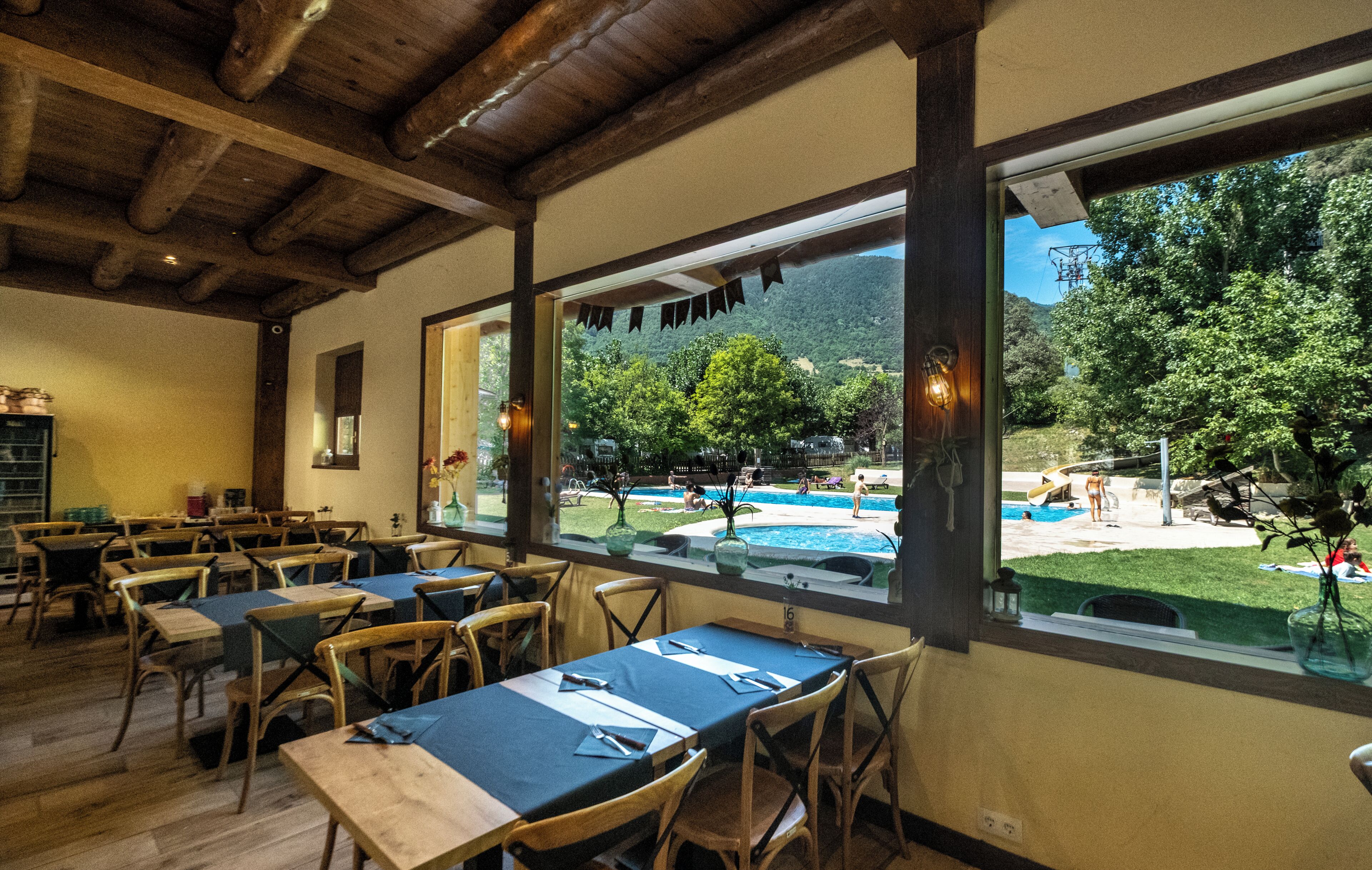 Déjeuner et dîner servis sur place, spécialités Cuisine internationale