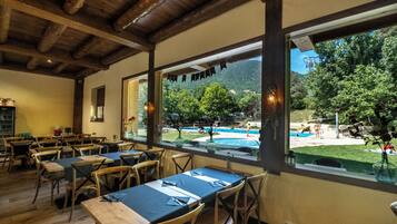 Déjeuner et dîner servis sur place, spécialités Cuisine internationale