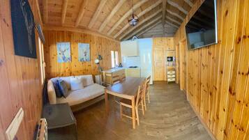 Premium bungalow, 2 slaapkamers | Privékeuken | Een koelkast, een kookplaat, kookgerei, borden en bestek