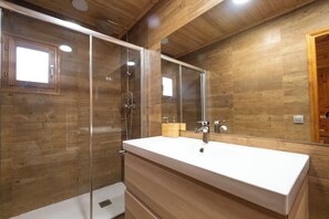 Premium-bungalow - 2 soveværelser | Badeværelse | Bruser, Toiletpapir
