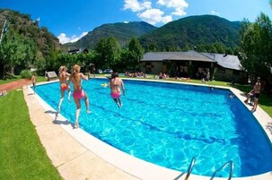 Una piscina al aire libre de temporada