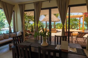 Luxury-Villa, 3 Schlafzimmer | Essbereich im Zimmer