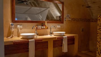 Villa de lujo, 2 habitaciones | Baño | Artículos de higiene personal gratuitos, secador de pelo y toallas