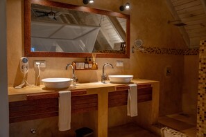 Villa de lujo, 2 habitaciones | Baño | Artículos de higiene personal gratuitos, secador de pelo y toallas