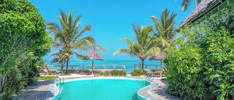 4 buitenzwembaden, parasols voor strand/zwembad