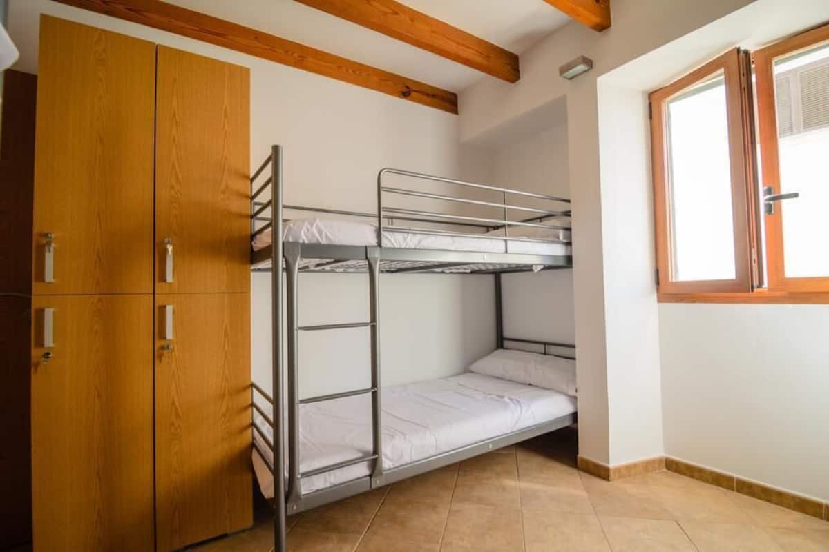 Cortinas blackout, wifi gratis y ropa de cama