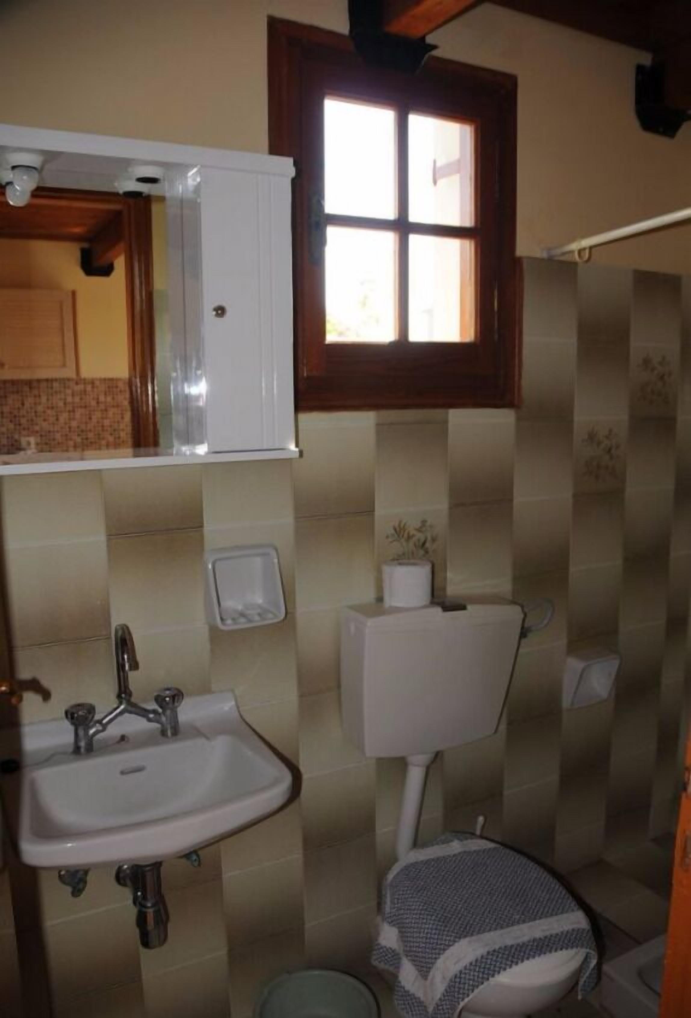 Estudio | Baño | Regadera, secadora de cabello, toallas 