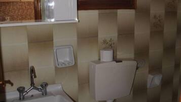 Estudio | Baño | Regadera, secadora de cabello, toallas