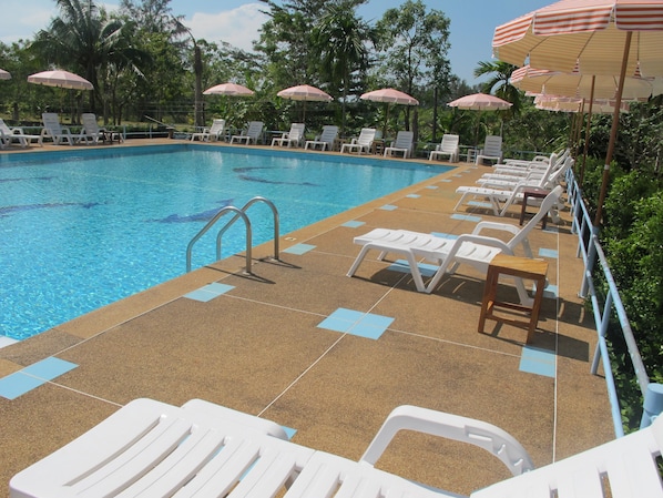 Outdoor pool, pool loungers - V.J. Bed & Breakfast (Ko Chang)