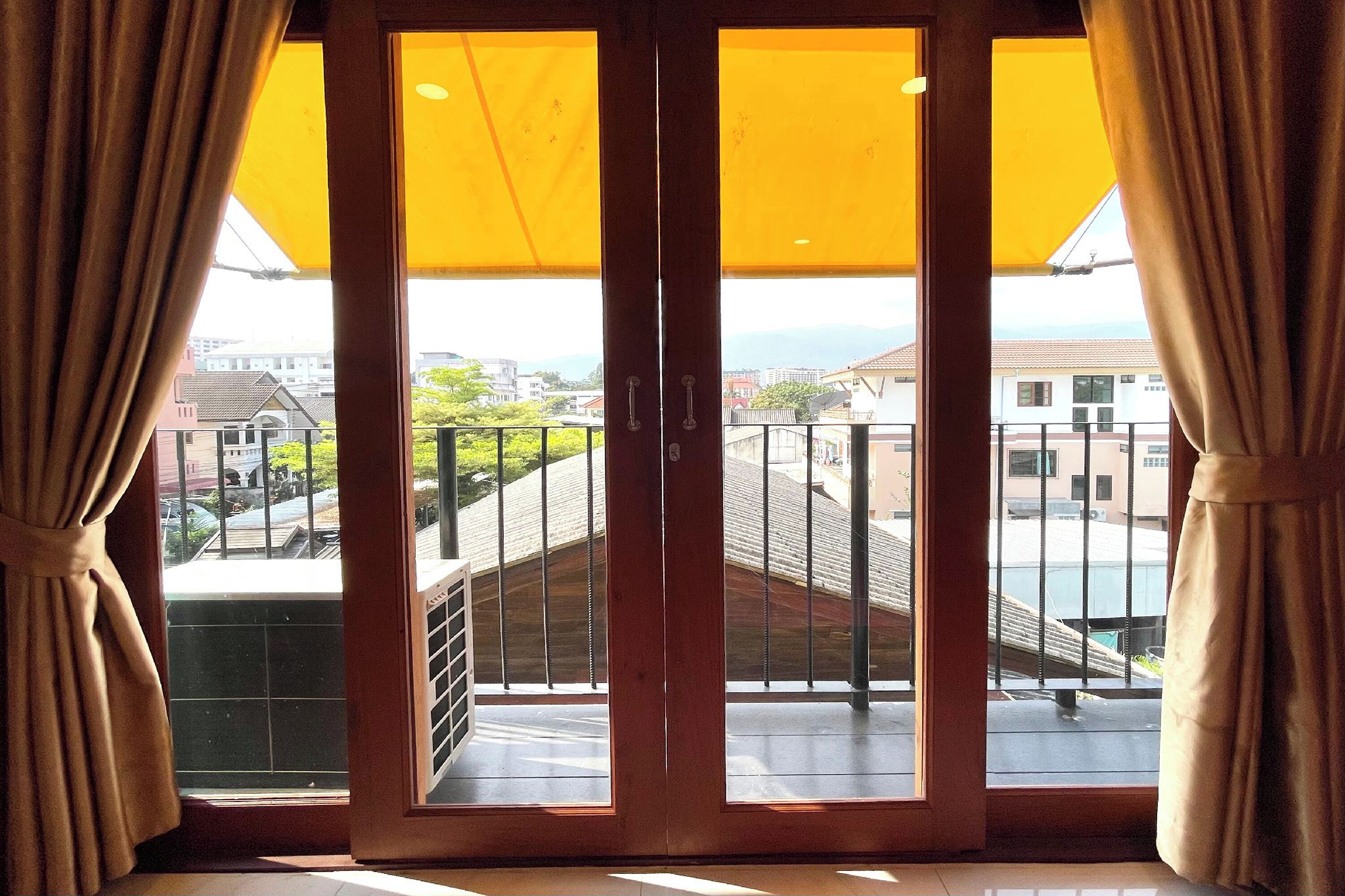 مكتب وستائر تعتيم وواي فاي مجانًا وملاءات أسرّة
