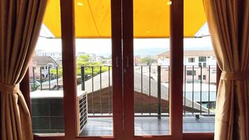 Habitación estándar con 2 camas individuales, vista a la montaña | Escritorio, cortinas blackout, wifi gratis y ropa de cama