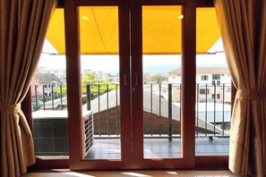 Standard-Zweibettzimmer, Bergblick | Schreibtisch, Verdunkelungsvorhänge, kostenloses WLAN, Bettwäsche