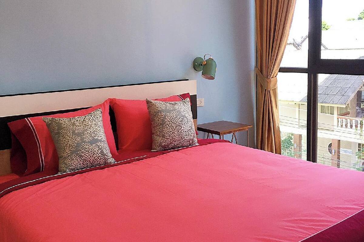 Quarto casal superior, vista para a montanha | Escrivaninha, cortinas blackout, Wi-Fi de cortesia, roupa de cama
