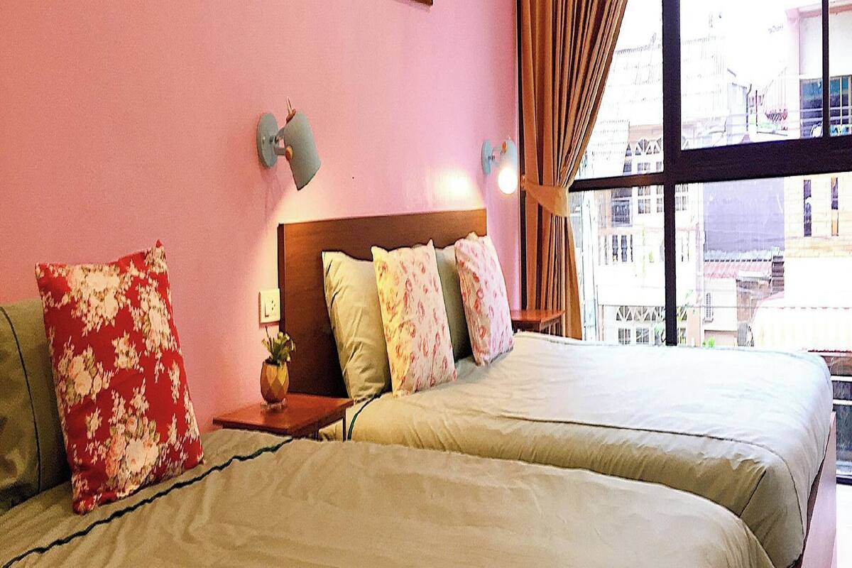 Quarto família | Escrivaninha, cortinas blackout, Wi-Fi de cortesia, roupa de cama