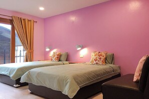 A room with two beds, a window with curtains, and wall-mounted lights. - Chor Chang House Chiang Mai (Chiang Mai)