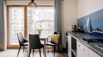 Apartamento | Cozinha americana privada | Geladeira, micro-ondas, fogão, cooktop