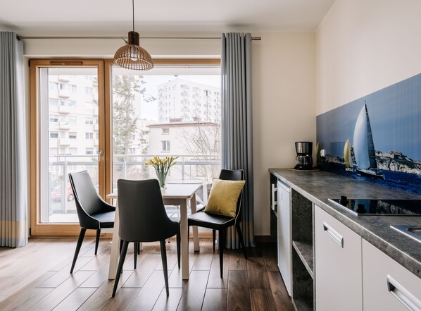 Apartment | Eigene Kochnische | Kühlschrank, Mikrowelle, Ofen, Herdplatte