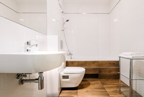 Apartment | Bathroom | Combined shower/tub, free toiletries, hair dryer, towels - Apartamenty Maestro (Gdynia)