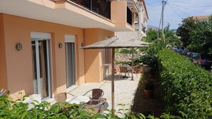 No2 Ground Floor Apartment 2 Single Beds | Garden view - Alexander Apartments (Kefalonia)