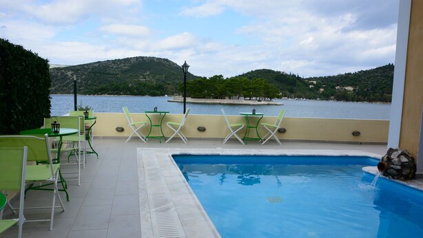 Outdoor pool, pool umbrellas, sun loungers - Lazareto Palace (Ithaki)