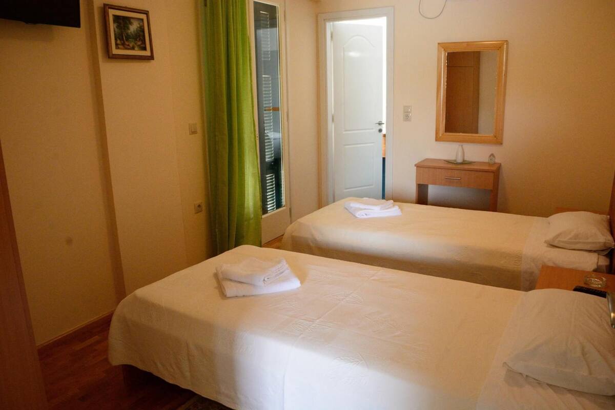 Appartement, 2 slaapkamers | Een kluis op de kamer, verduisterende gordijnen, geluiddichte muren