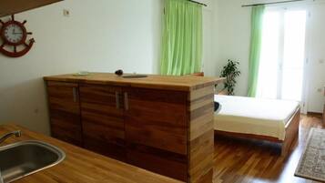 Studio | Peti besi dalam bilik, langsir/tirai gelap terus, kalis bunyi