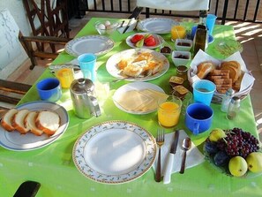Daily full breakfast (EUR 10 per person) - Pansion Limni (Zakynthos)