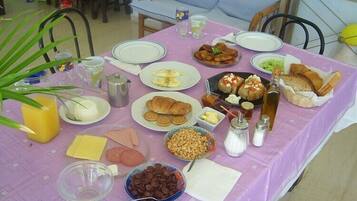 Daily full breakfast (EUR 10 per person)