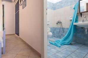Shower, free toiletries, hair dryer, towels - Pansion Limni (Zakynthos)