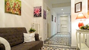 Lobby sitting area - La Campanella Guesthouse (Florence)