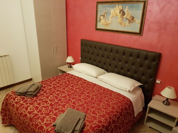 1 bedroom, Frette Italian sheets, premium bedding, down comforters - La Campanella Guesthouse (Florence)