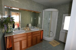 Triple Room | Bathroom