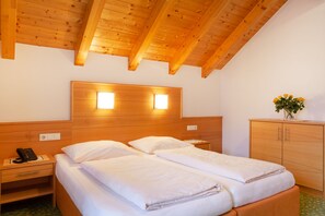 Ropa de cama de alta calidad y caja de seguridad en la habitación 