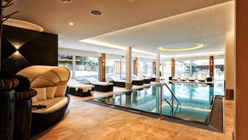 Indendørs pool, åben fra kl. 10.00 til kl. 20.00, liggestole