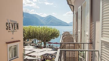 Chambre Double, balcon, vue partielle sur le lac | Vue de la chambre
