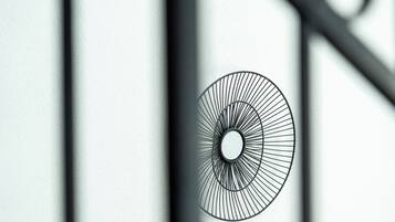 Una estructura metálica circular con líneas radiales, posiblemente parte de una barandilla o elemento arquitectónico.