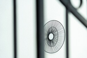 Una estructura metálica circular con líneas radiales, posiblemente parte de una barandilla o elemento arquitectónico.