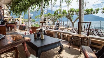Bar (trong khuôn viên)