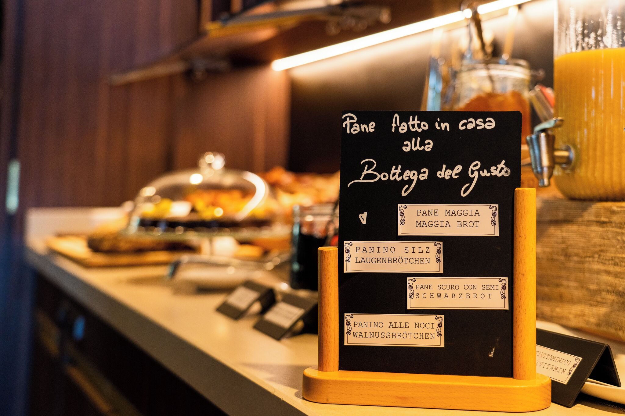 Un panneau affichant le menu avec différentes sortes de pain dans un café.
