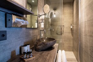 Shower, hair dryer, towels - Seven Boutique Hotel (Ascona)