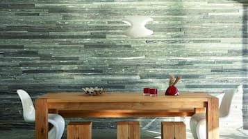 Exclusive-Apartment, 1 Schlafzimmer, Seeblick, Seeseite | Wohnbereich | Flachbildfernseher