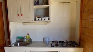 Bungalow | Cocineta privada | Refrigerador, microondas, parrilla de estufa y utensilios de cocina
